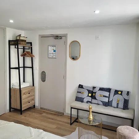 Апарт-отель A La Buttes Aux Cailles Париж